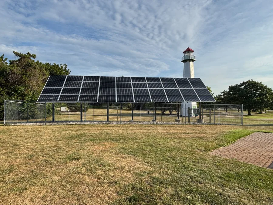 Sistema solar aislado montado sobre estructura en terreno