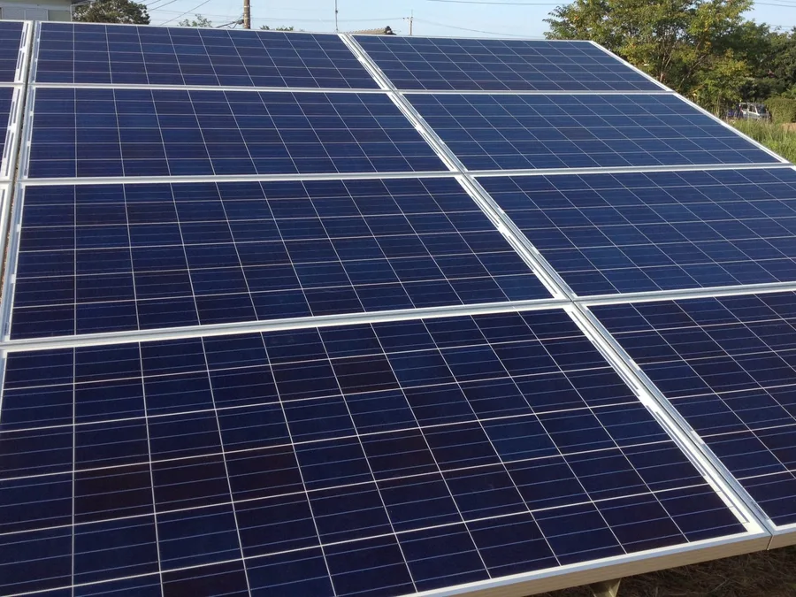 Arreglo de paneles fotovoltaicos instalados bajo cielo despejado