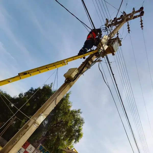 Técnico de GES Ingeniería trabajando desde canasto sobre una línea de media tensión
