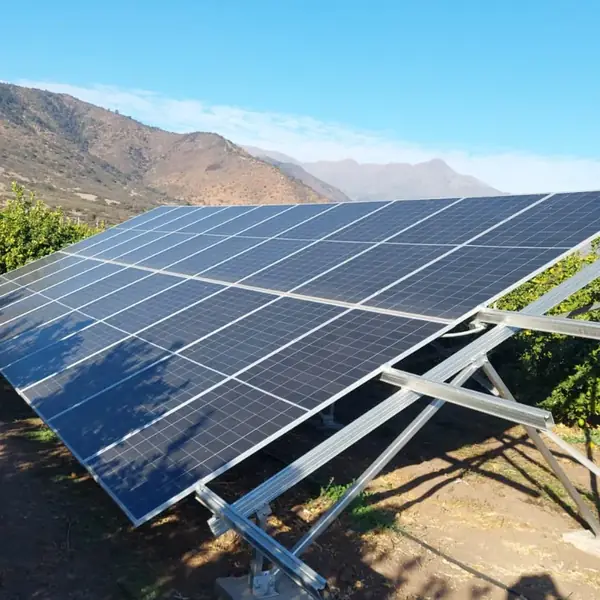 Arreglo de paneles fotovoltaicos instalado en un predio agrícola de la Región de Coquimbo