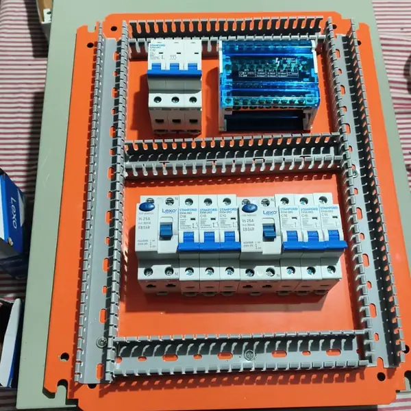Tablero eléctrico armado sobre placa de montaje con automáticos y borneras