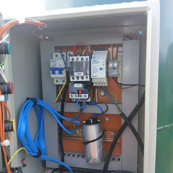 Tablero de comando abierto con contactor, condensador y cableado de una bomba