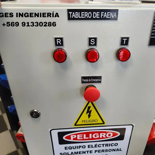 Tablero eléctrico de faena fabricado por GES Ingeniería, con luces de fase y parada de emergencia